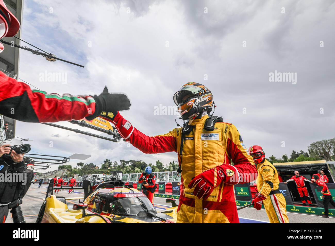 Imola, Italien, 20. April 2024, #83 AF Corse (Ita) Ferrari 499P (HY) Robert Shwartzman (ISR) während der 6 Stunden von Imola, dem zweiten Rennen der FIA-Weltmeisterschaft 2024 (FIA WEC) auf dem Autodromo Internazionale Enzo e Dino Ferrari vom 18. Bis 21. April 2024 in Imola, Italien - Foto Bruno Vandevelop/MPS Agency Credit MPS Agency/Alamy Live News Stockfoto