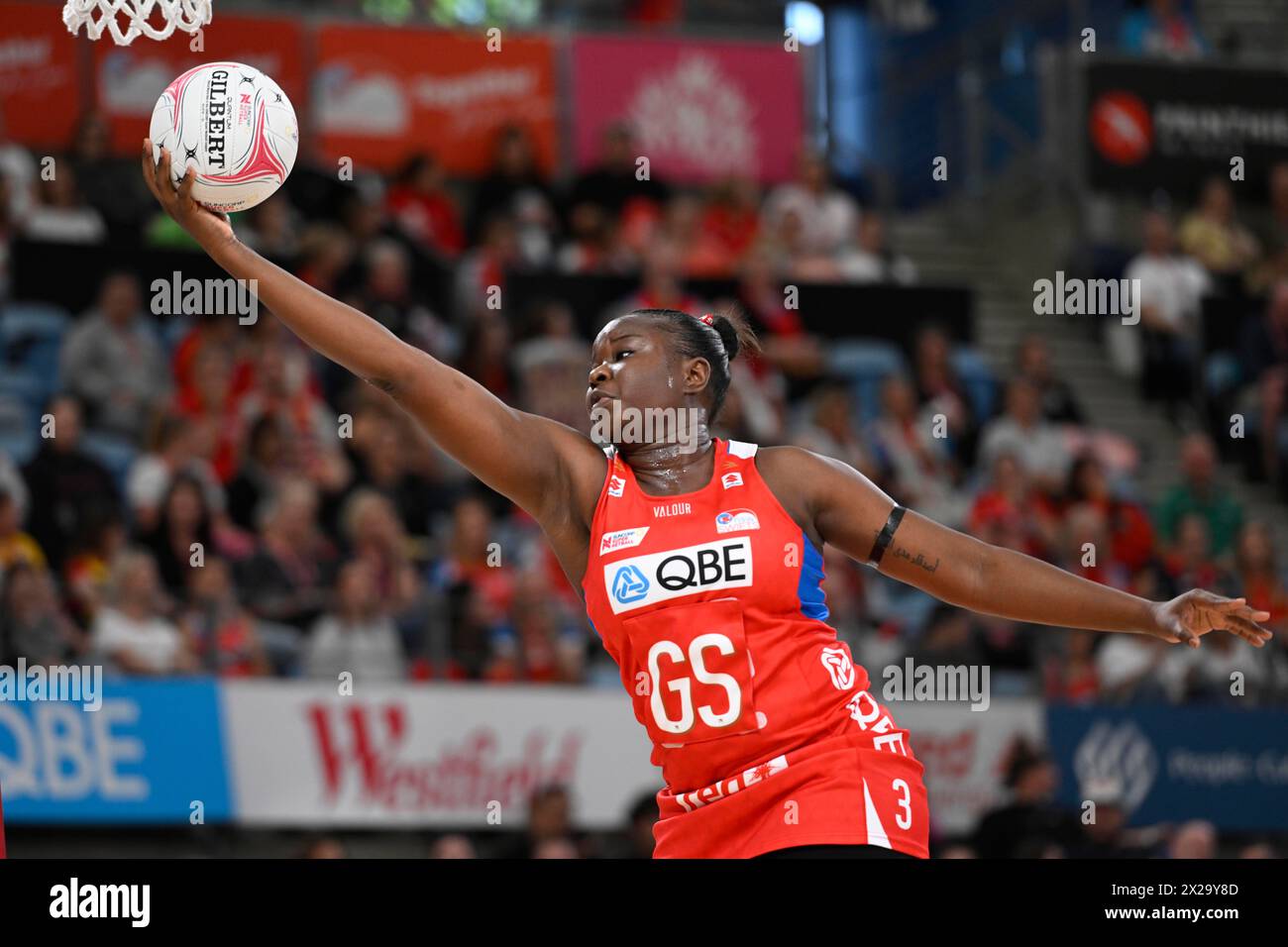 21. April 2024; Ken Rosewall Arena, Sydney, NSW, Australien: Suncorp Super Netball, New South Wales Swifts gegen Melbourne Mavericks; Samantha Wallace Joseph von den NSW Swifts holt sich den Ball Stockfoto