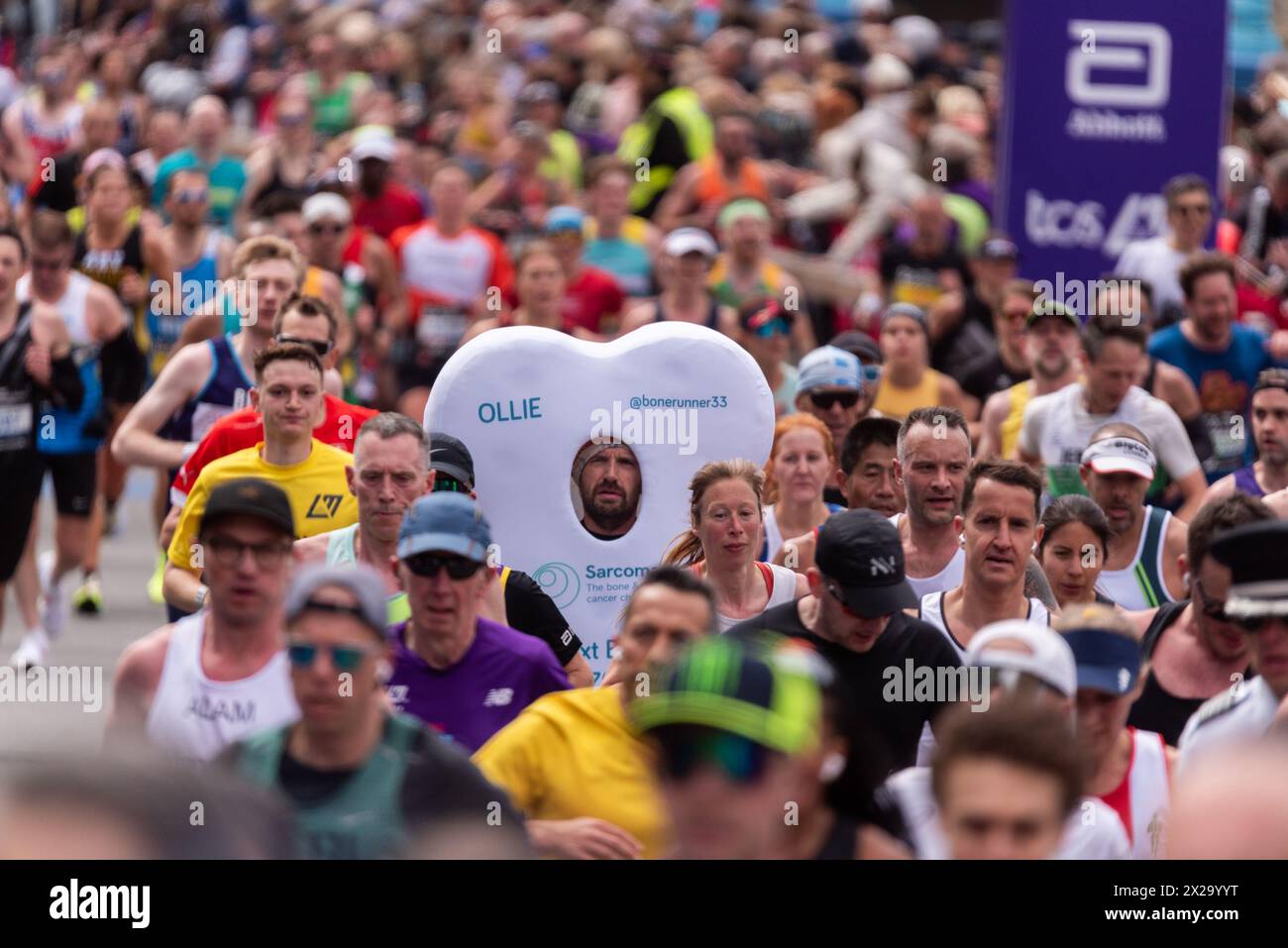 Tower Hill, London, Großbritannien. April 2024. Rund 50.000 Menschen nehmen am TCS London Marathon 2024 Teil, darunter die weltbesten Elite-Läufer und Rollstuhlsportler. Die Massen von Club- und Fun-Läufern folgen ihnen, wobei viele große Summen für wohltätige Zwecke sammeln und oft in schicken Kleidern laufen und für verschiedene Klassen Guinness-Weltrekorde anstreben. Wohltätigkeitsläuferin im Kostüm unter lustigen Läufern Stockfoto