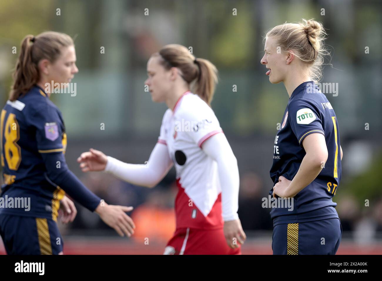 UTRECHT - Elena Dhont von den Frauen des FC Twente nach dem Spiel der niederländischen Azerion-Frauen zwischen dem FC Utrecht und dem FC Twente im Sportkomplex Zoudenbalch am 21. April 2024 in Utrecht, Niederlande. ANP JEROEN PUTMANS Stockfoto