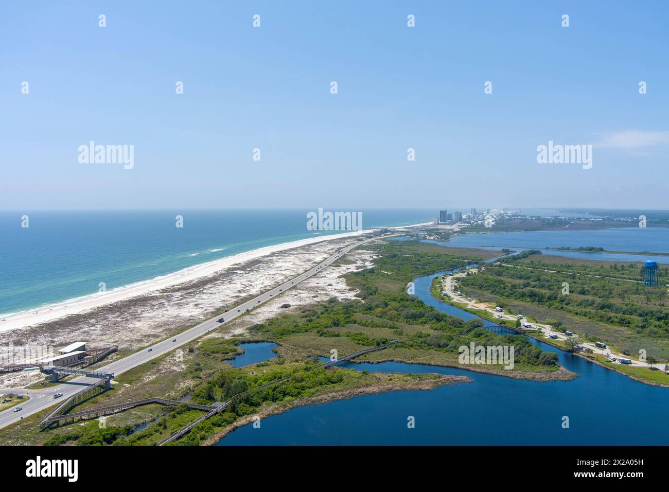 Blick aus der Vogelperspektive auf den Strand und den Gulf State Park am Gulf Shores im April Stockfoto