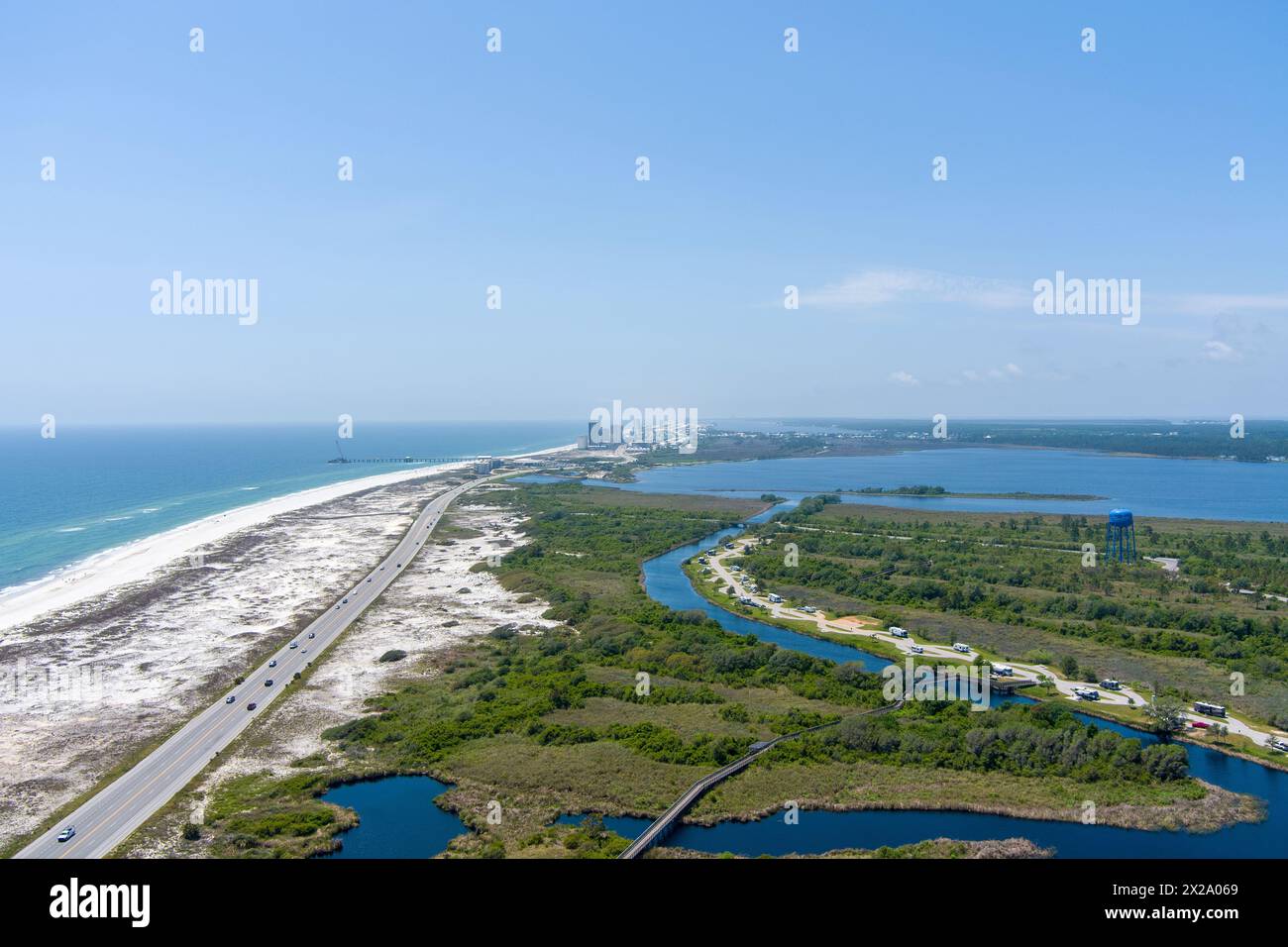 Blick aus der Vogelperspektive auf den Strand und den Gulf State Park am Gulf Shores im April Stockfoto