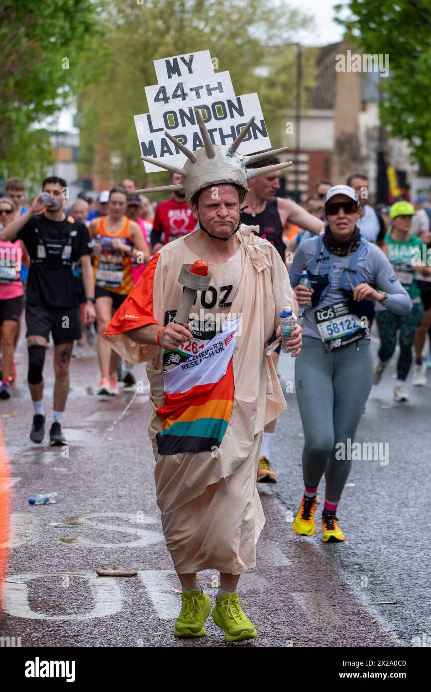 London, Großbritannien. April 2024. London. Charatern, die den London Marathon durchqueren und durch Greenwich South East London fahren, die 6-Mile-Marke Credit: Paul Chambers/Alamy Live News Stockfoto