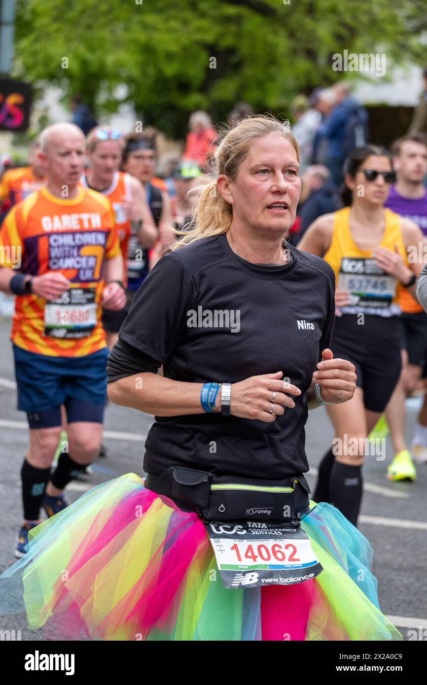 London, Großbritannien. April 2024. London. Charatern, die den London Marathon durchqueren und durch Greenwich South East London fahren, die 6-Mile-Marke Credit: Paul Chambers/Alamy Live News Stockfoto