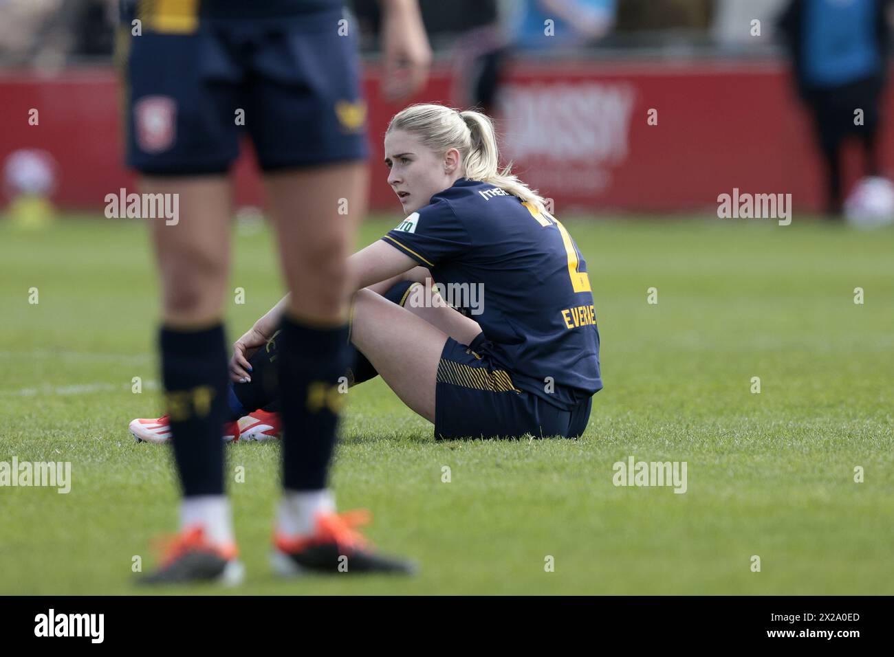 UTRECHT - Kim Everaerta von den Frauen des FC Twente nach dem Spiel der niederländischen Azerion-Frauen zwischen dem FC Utrecht und dem FC Twente im Sportkomplex Zoudenbalch am 21. April 2024 in Utrecht, Niederlande. ANP JEROEN PUTMANS Stockfoto