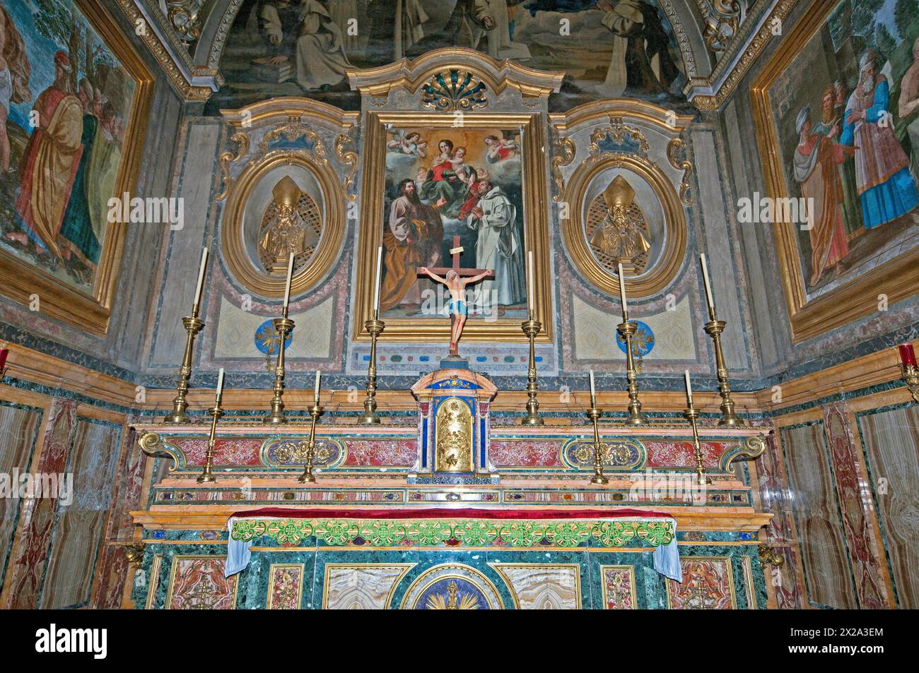 Hauptaltar der Kirche San Bartolomeo (1211) mit dem Altar von Vincenzo Manenti, Trisulti Charterhouse, Collepardo, Latium, Italien Stockfoto