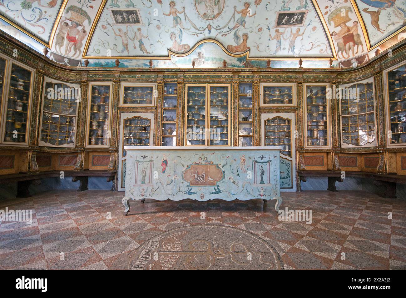 Die antike Apotheke (18. Jahrhundert) des Trisulti Charterhauses mit Freskengewölbe von Giacomo Manco im pompeanischen Stil, Collepardo, Latium, Italien Stockfoto