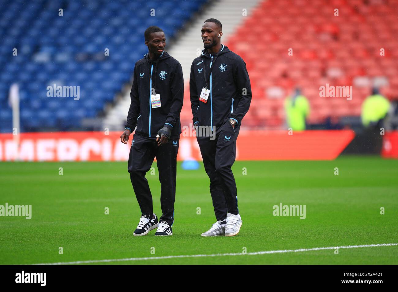 Glasgow, Schottland. 21. April 2024; Hampden Park, Glasgow, Schottland: Halbfinale des Scottish Cup Football, Rangers versus Heart of Midlothian; Mohammed Diomande und Abdallah Sima von Rangers besichtigen das Feld vor dem Spiel Credit: Action Plus Sports Images/Alamy Live News Stockfoto