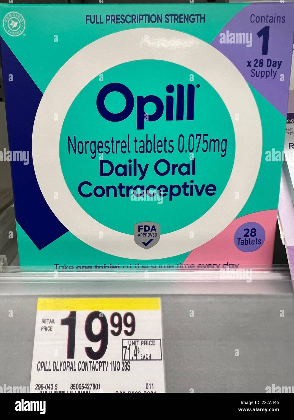 Opill, das erste tägliche orale Kontrazeptivum, das frei verkäuflich verkauft wird, in einem Regal in einem Walgreens-Laden. Stockfoto