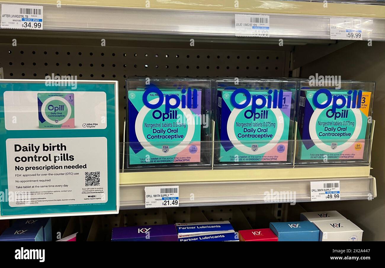 Opill, das erste orale Kontrazeptivum, das täglich frei verkäuflich verkauft wird, in einem Regal in einem CVS-Geschäft Stockfoto