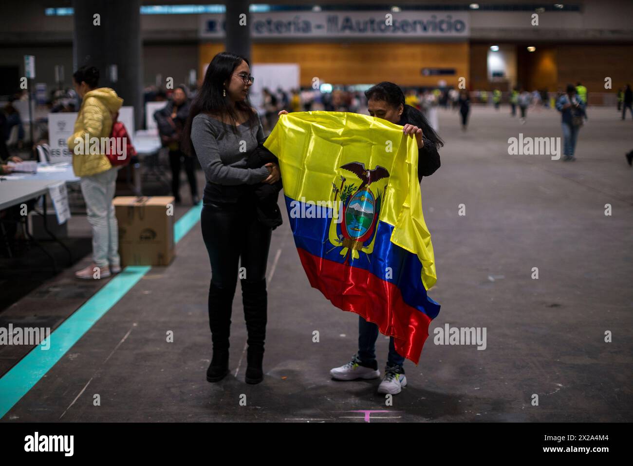 Madrid, Madrid, Spanien. April 2024. Eine Frau hält eine ecuadorianische Flagge, bevor sie ihr Wahlrecht auf dem IFEMA-Messegelände in Madrid während des Referendums in Ecuador ausübt. registrierte ecuadorianische Wähler, die mehr als 60.000 Jahre alt sind, können in dem von Präsident Daniel Noboa vorgeschlagenen Referendum ihr Wahlrecht persönlich aus dem Ausland ausüben und so Lösungen für die wachsende Gewalt in Ecuador bieten. (Kreditbild: © Luis Soto/ZUMA Press Wire) NUR REDAKTIONELLE VERWENDUNG! Nicht für kommerzielle ZWECKE! Quelle: ZUMA Press, Inc./Alamy Live News Stockfoto