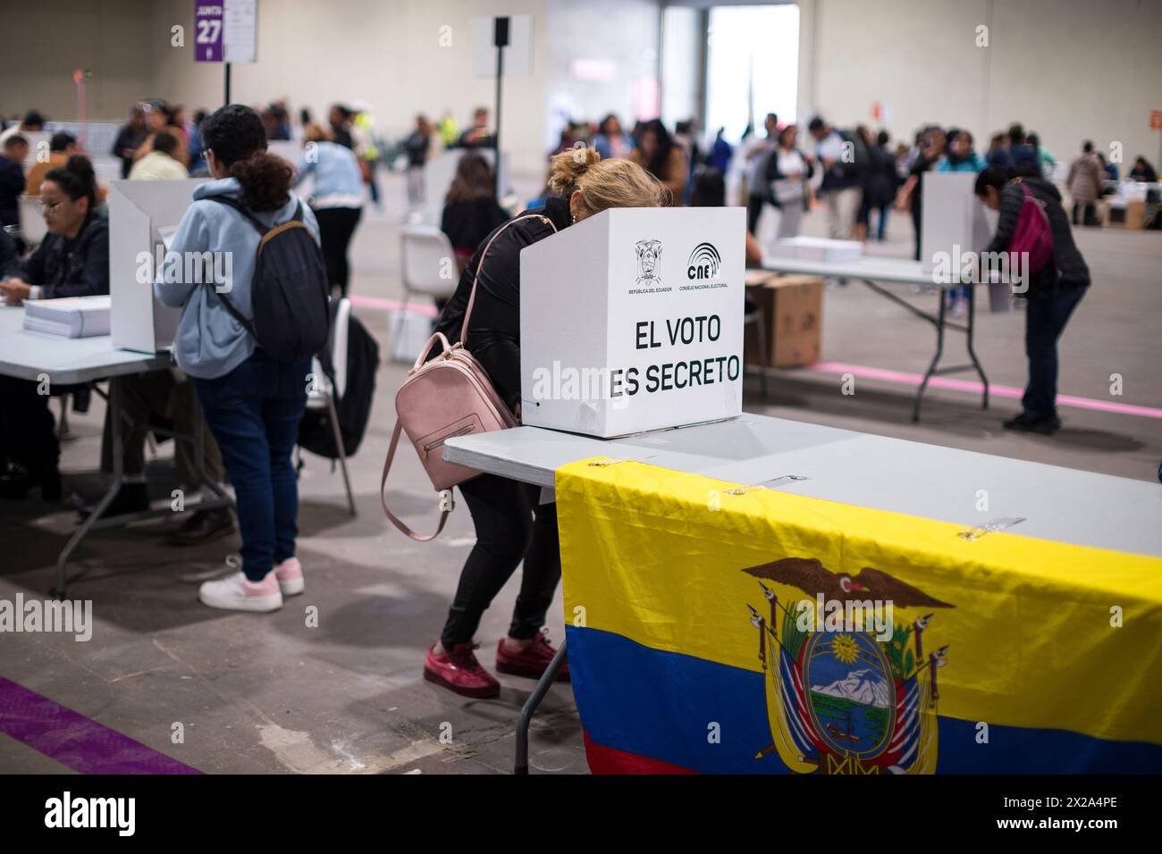 Madrid, Madrid, Spanien. April 2024. Eine Frau übt ihr Wahlrecht auf dem IFEMA-Messegelände in Madrid aus, während des Referendums in Ecuador. registrierte ecuadorianische Wähler, die mehr als 60.000 Jahre alt sind, können in dem von Präsident Daniel Noboa vorgeschlagenen Referendum ihr Wahlrecht persönlich aus dem Ausland ausüben und so Lösungen für die wachsende Gewalt in Ecuador bieten. (Kreditbild: © Luis Soto/ZUMA Press Wire) NUR REDAKTIONELLE VERWENDUNG! Nicht für kommerzielle ZWECKE! Quelle: ZUMA Press, Inc./Alamy Live News Stockfoto