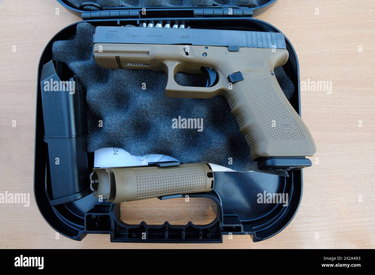 Feuerwaffen-Glock auf eine Kiste gelegt. Diese Art von Pistole wird von Soldaten von KORD (Polizei Spezialeinheiten, ukrainische SWAT) verwendet. September 5,2018. Kiew, Ukr Stockfoto