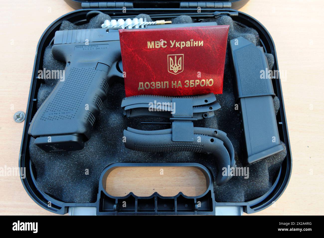 Feuerwaffen-Glock auf eine Kiste gelegt. Diese Art von Pistole wird von Soldaten von KORD (Polizei Spezialeinheiten, ukrainische SWAT) verwendet. September 5,2018. Kiew, Ukr Stockfoto