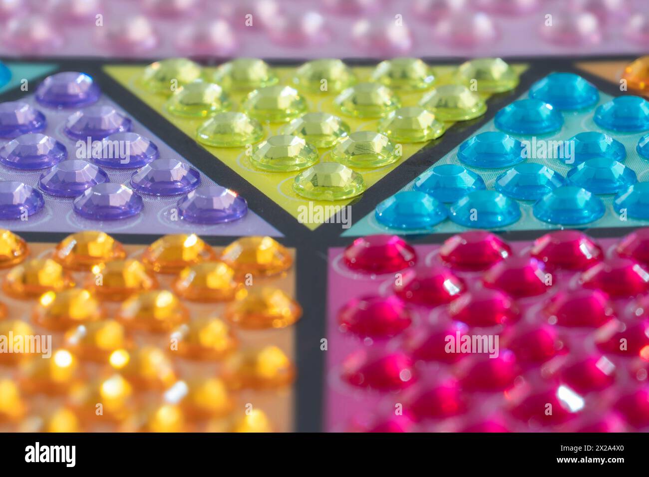 Makrowinzige Diamanten wie Zirkone in verschiedenen Farben angeordnet Stockfoto