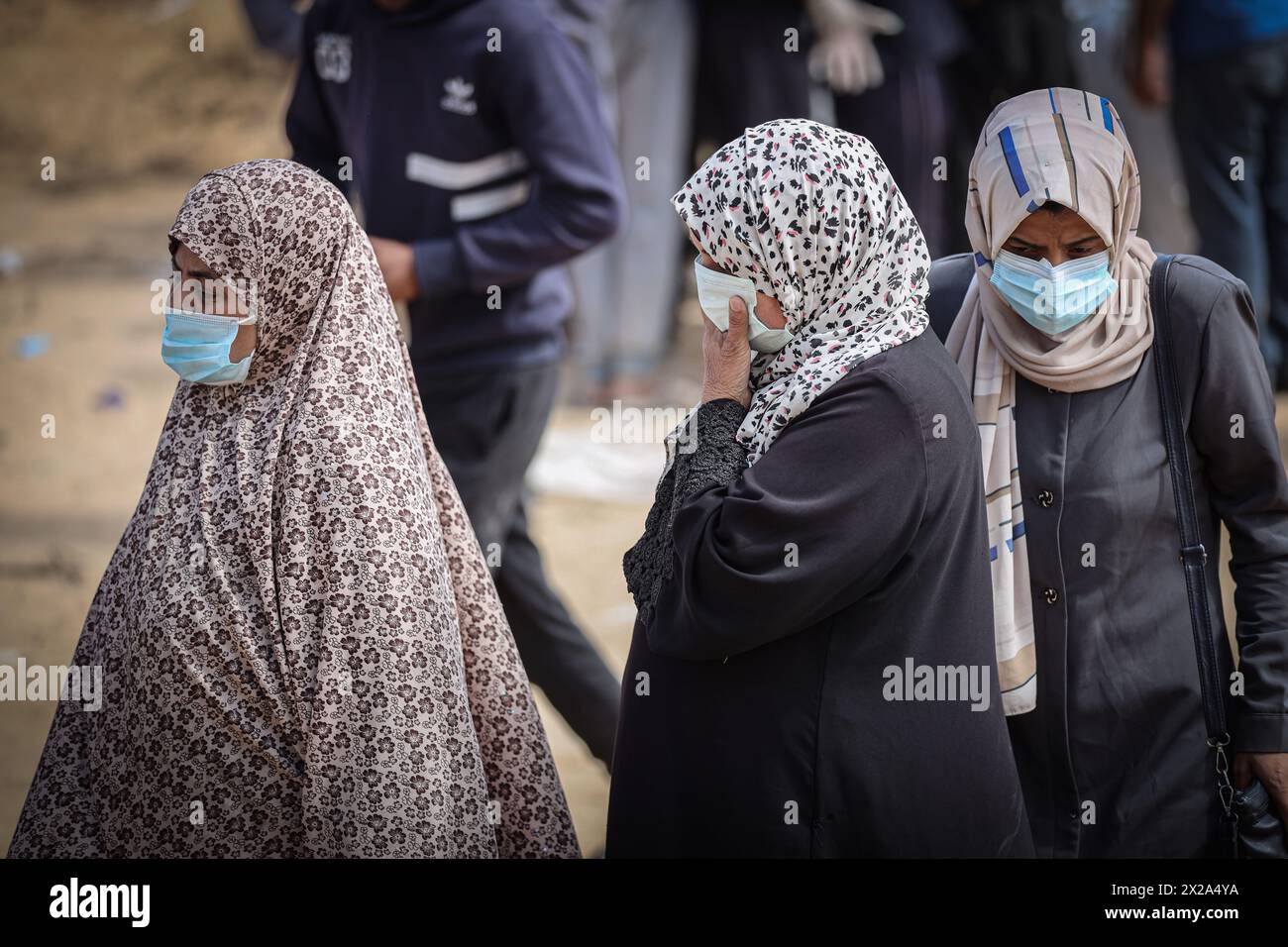 Gaza, Gaza, Palästina. April 2024. Palästinensische Frauen warten darauf, dass die Leiche eines Verwandten exhumiert wird, um sie zu identifizieren (Credit Image: © Saher Alghorra/ZUMA Press Wire) NUR REDAKTIONELLE VERWENDUNG! Nicht für kommerzielle ZWECKE! Quelle: ZUMA Press, Inc./Alamy Live News Stockfoto
