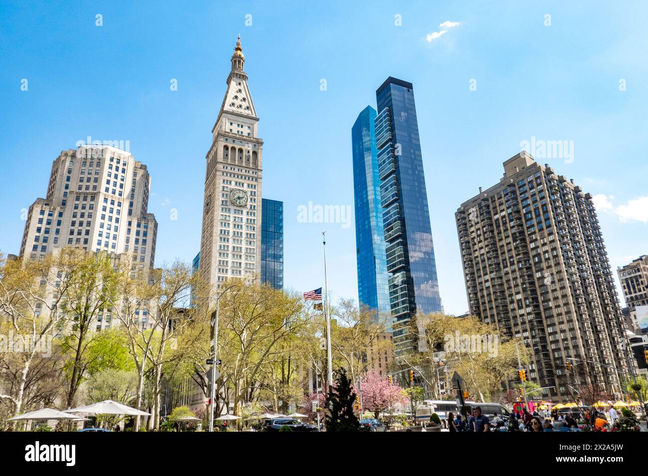 Luxuriöse Eigentumswohnungen und herrliche Bürogebäude Surround Madison Square, Park, 2024, New York City, USA Stockfoto