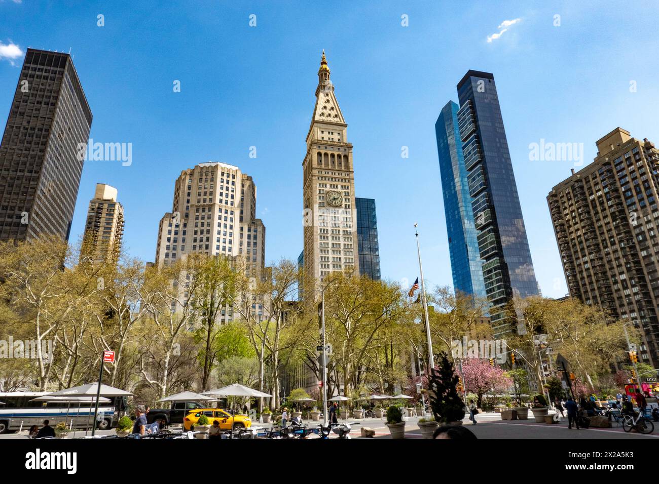 Luxuriöse Eigentumswohnungen und herrliche Bürogebäude Surround Madison Square Park an einem Frühlingnachmittag, 2024, New York City, USA Stockfoto