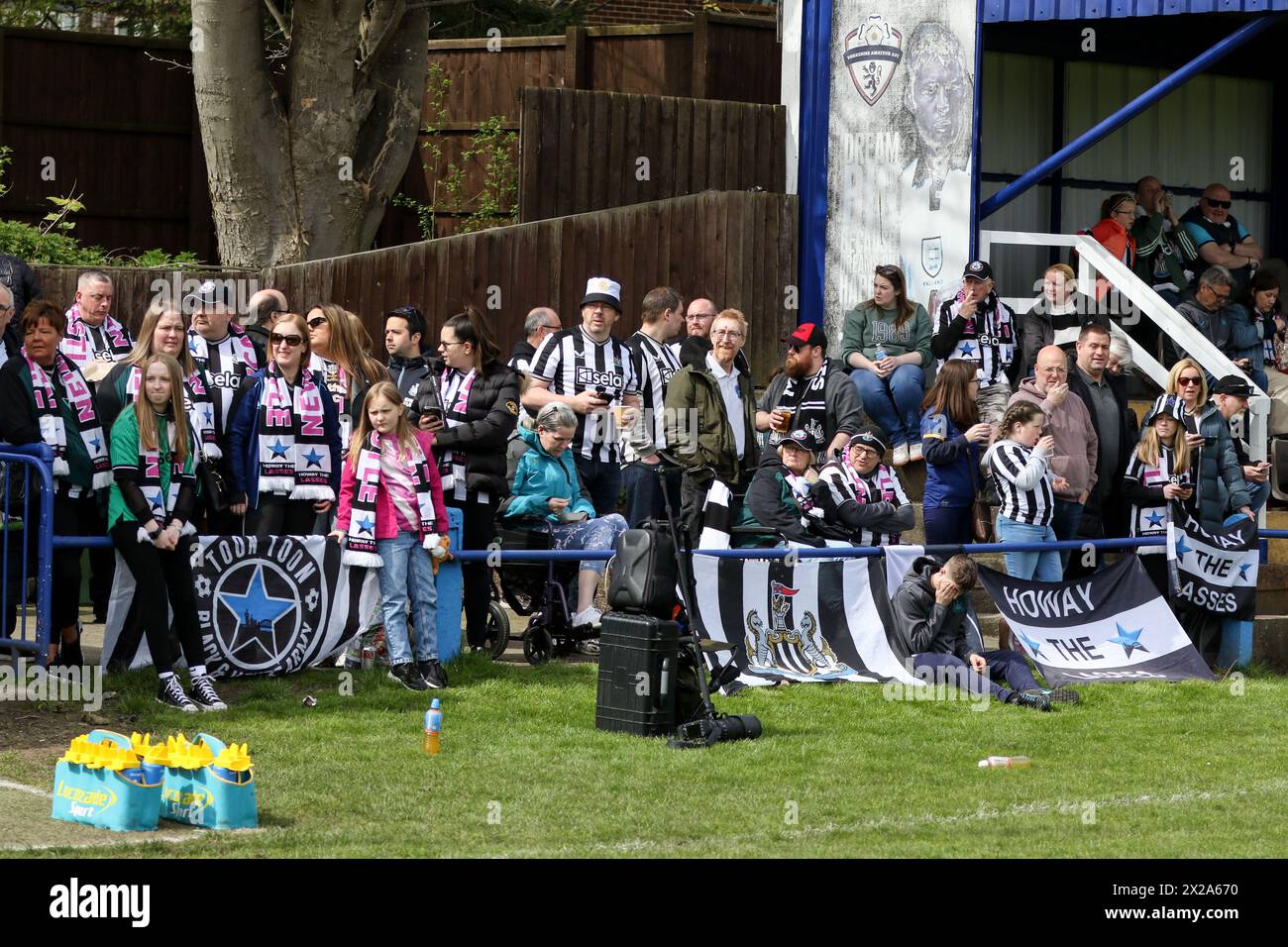 Leeds, Großbritannien. April 2024. Southerns Stadium, Leeds, England, 21. April 2024: Fans von Newcastle United während des FA Womens National League-Spiels zwischen Halifax und Newcastle United im Southerns Stadiumin Leeds, England am 21. April 2024. (Sean Chandler/SPP) Credit: SPP Sport Press Photo. /Alamy Live News Stockfoto