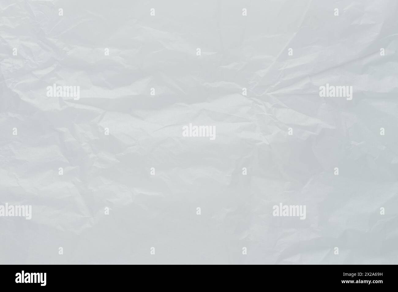 Textur der zerknitterten weißen Papierseite Makro Nahansicht Stockfoto