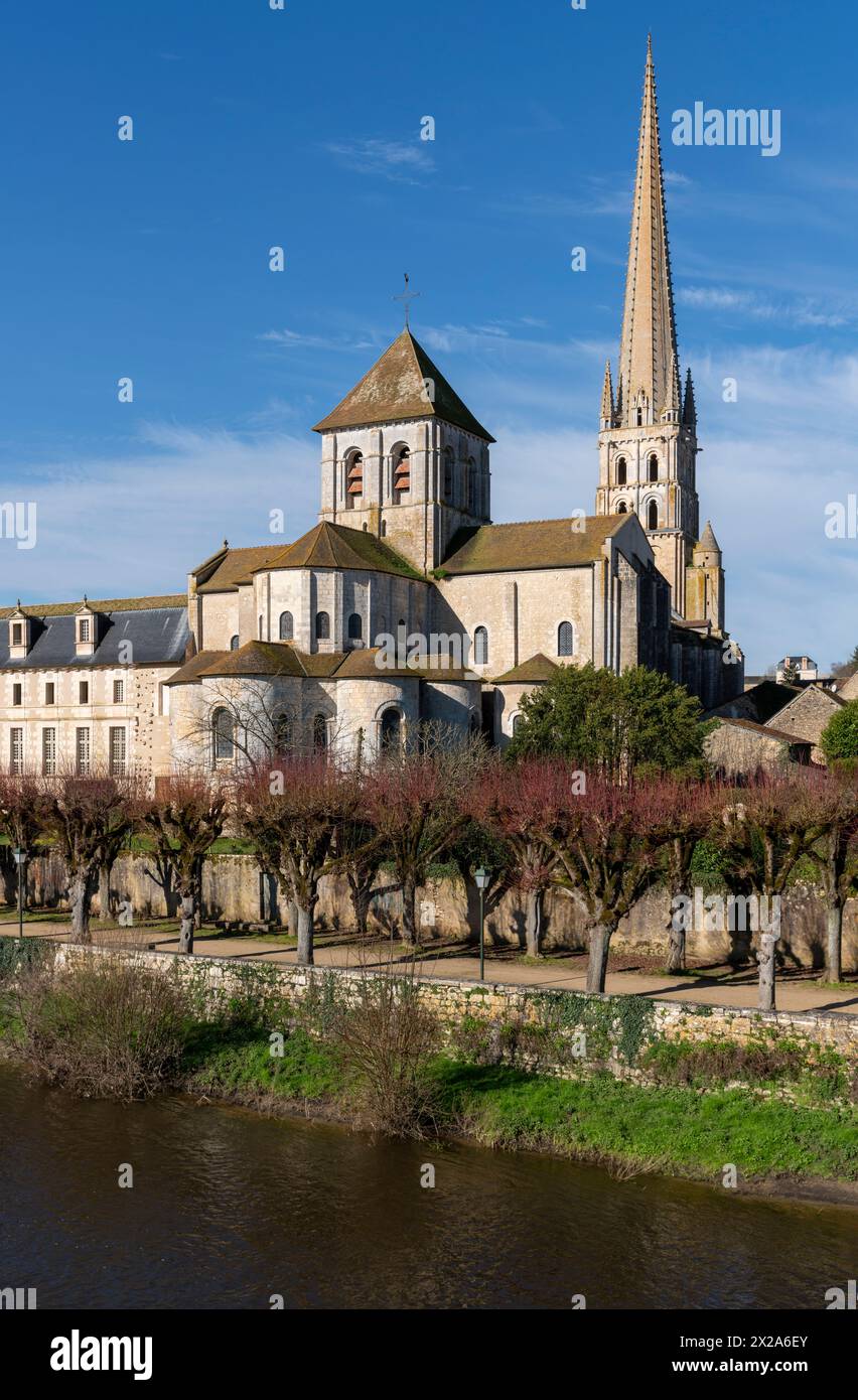 St-Savin-sur-Gartempe, ehemalige Abteikirche, Blick von Nordosten über den Fluß Stockfoto