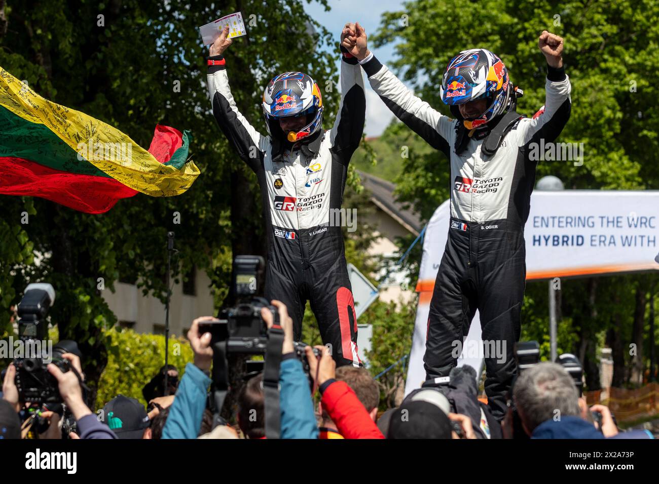 KUMROVEC, KROATIEN - 21. APRIL: Die Sieger der Kroatien Rallye 2024 Sebastien Ogier (Frankreich) und Vincent Landais (Frankreich) vom Toyota Gazoo Racing WRT Team in einem Toyota GR Yaris Rally1 Hybrid während des vierten Tages am 21. April 2024 in Kumrovec, Kroatien. Foto: Igor Kralj/Pixsell Stockfoto