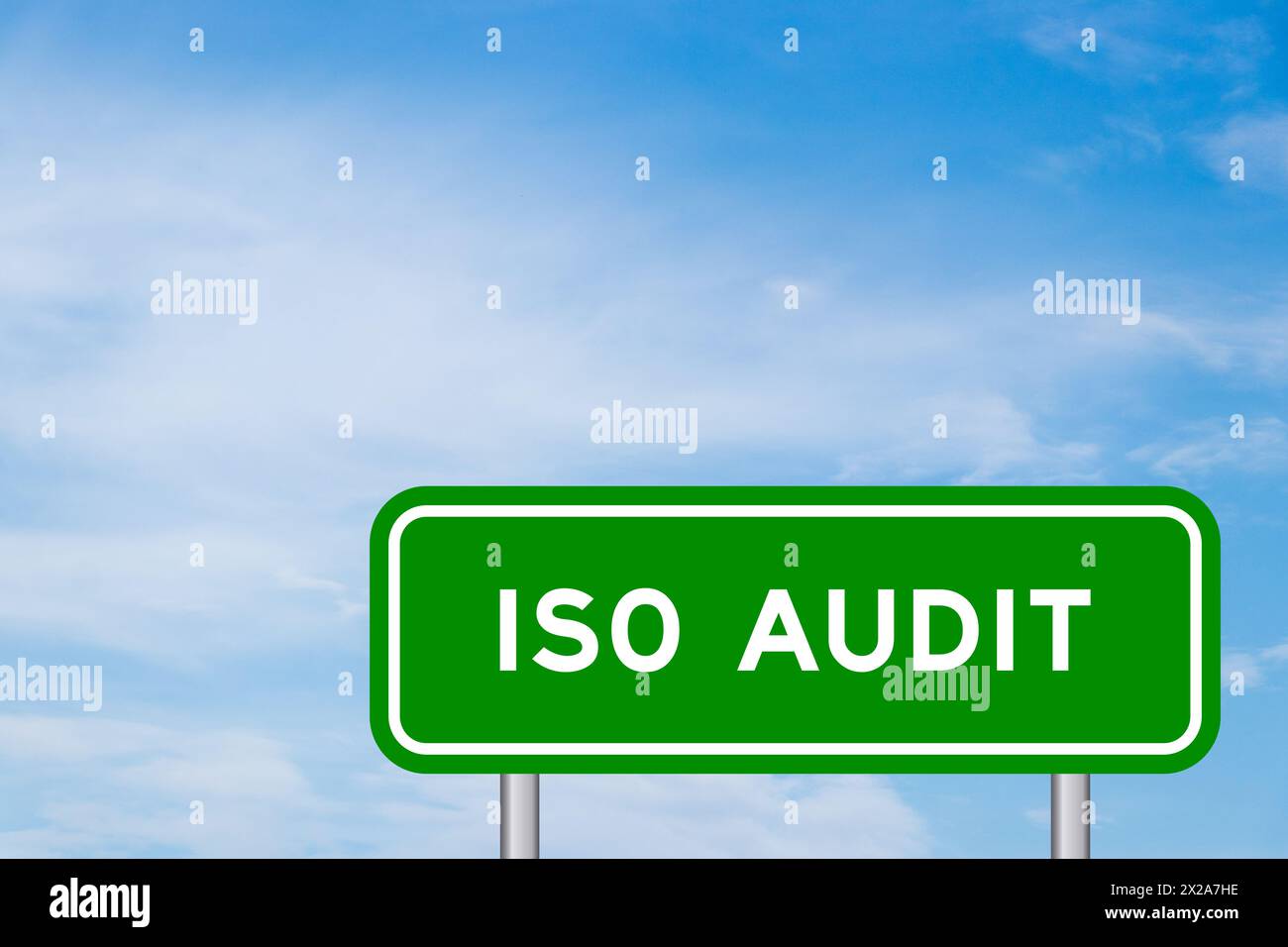 Grünes Transportschild mit Wort ISO-Audit auf blauem Himmel mit weißem Wolkenhintergrund Stockfoto