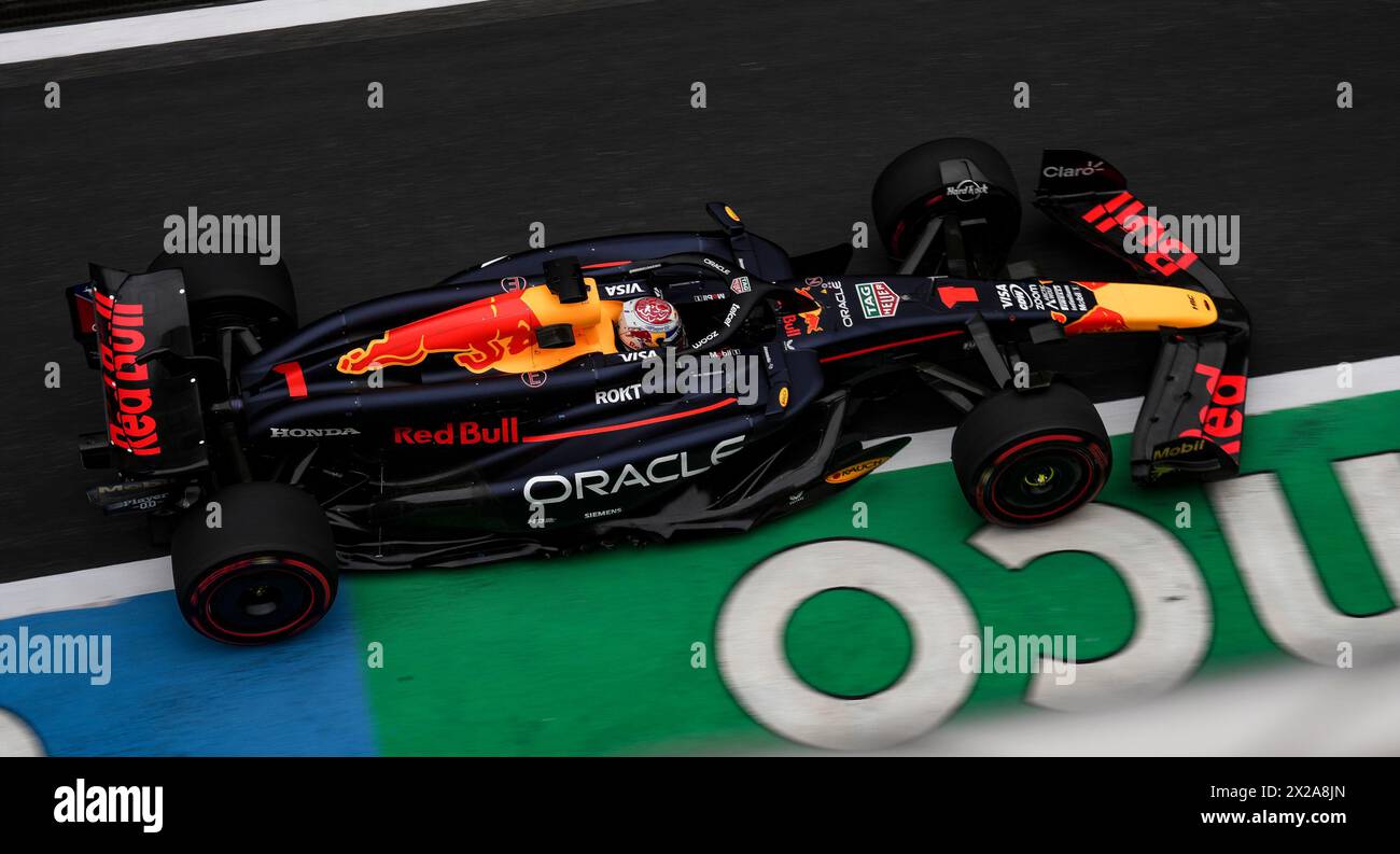Shanghai, China. April 2024. Der niederländische Red Bull Racing-Pilot Max Verstappen wartet am 21. April 2024 auf den Shanghai International Circuit in Shanghai, China, auf den Start des Formel-1-Rennens in China. Quelle: Xia Yifang/Xinhua/Alamy Live News Stockfoto
