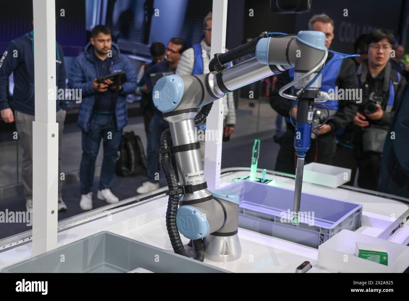 Hannover Messe Industrie 2024 DEU, Deutschland, Niedersachsen, Hannover, 21.04.2024: Presse-Highlight-Tour. Messestand Siemens, KI gesteuerter Roboter *** Hannover Messe Industrie 2024 DEU, Deutschland, Niedersachsen, Hannover, 21 04 2024 Presse-Highlight Tour Messestand Siemens, KI-gesteuerter Roboter Stockfoto