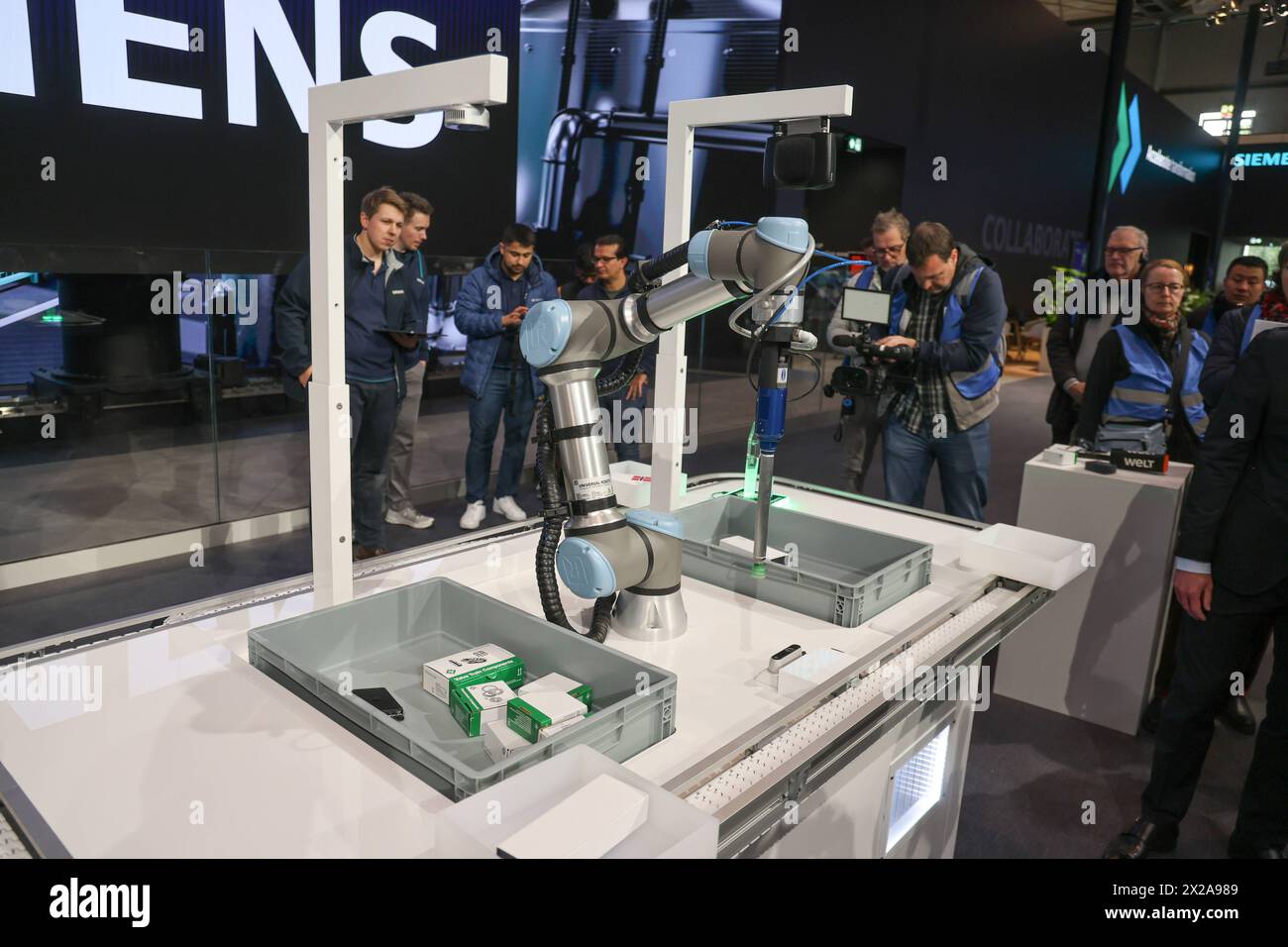 Hannover Messe Industrie 2024 DEU, Deutschland, Niedersachsen, Hannover, 21.04.2024: Presse-Highlight-Tour. Messestand Siemens, KI gesteuerter Roboter *** Hannover Messe Industrie 2024 DEU, Deutschland, Niedersachsen, Hannover, 21 04 2024 Presse-Highlight Tour Messestand Siemens, KI-gesteuerter Roboter Stockfoto