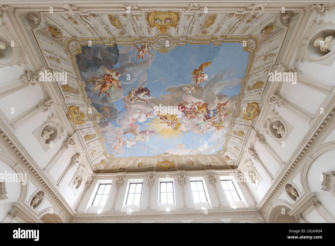 Göttweig, Niederösterreich, Österreich. Museum im Kaiserflügel des Klosters Göttweig. Deckenfresko mit der Apotheose Kaiser Karl VI Als Beschützer von Kunst und Wissenschaft von Paul Troger, 1739 Stockfoto