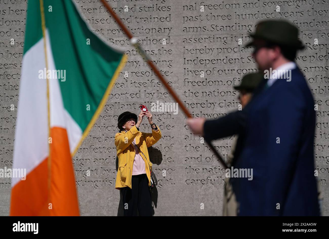 Kathleen Kelleher fotografiert die Trikolore während Fianna Fails jährlicher Gedenkfeier zum Osteraufgang 1916 auf dem Arbour Hill Cemetery in Dublin. Bilddatum: Sonntag, 21. April 2024. Stockfoto