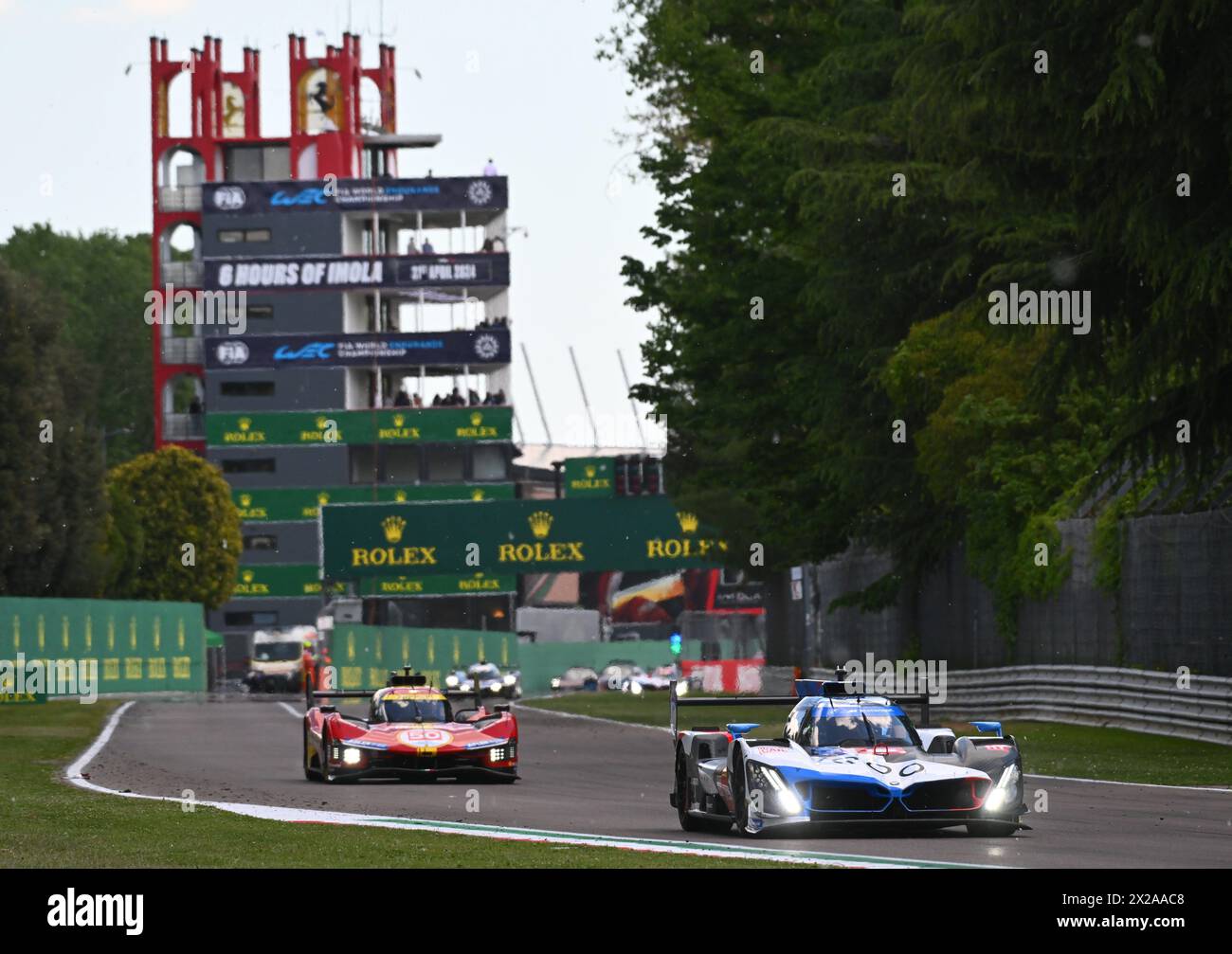 Imola, Frankreich. April 2024. © PHOTOPQR/OUEST FRANCE/Franck Dubray ; Imola ; 21/04/2024 ; Sport Automobile WEC championnat du Monde d' Endurance sur le Circuit d' Imola en Italie. BMW M TEAM WRT n° 20 Pilotée par Sheldon van der Linde, Robin Frijns, René Rast FERRARI AF CORSE n° 50 Pilotée par Antonio Fuoco, Miguel Molina, Nicklas Nielsen (Foto Franck Dubray) - Langstreckenrennen - WEC - 6 Stunden Imola Qualifiyng Rennen 21. APRIL 2024 Credit: MAXPPP/Alamy Live News Stockfoto