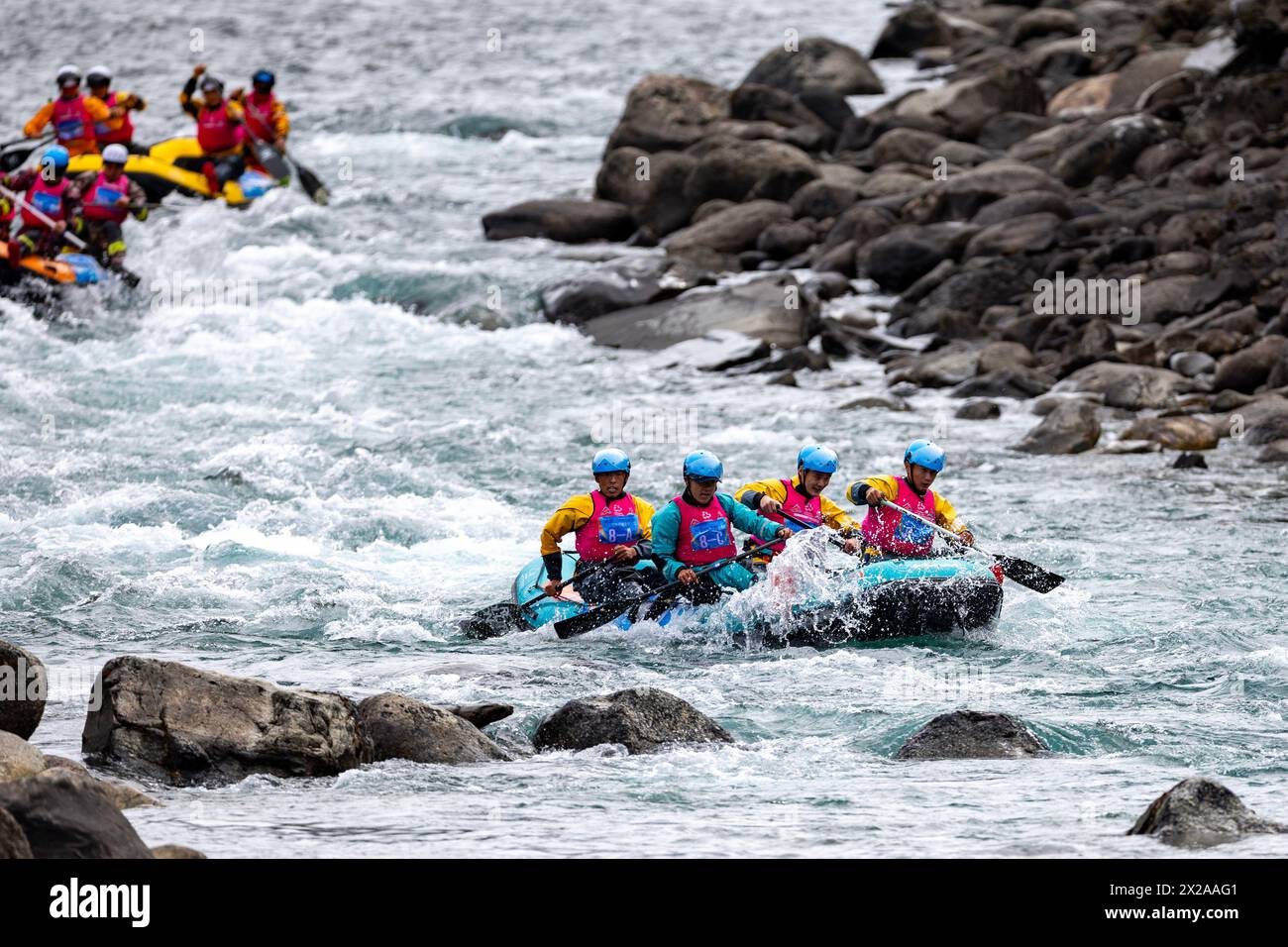 Nyingchi, Chinas autonome Region Xizang. April 2024. Ein Team aus Chengdu tritt am 21. April 2024 bei den Basum TSO International Rafting Open in Nyingchi, der Autonomen Region Xizang im Südwesten Chinas, an. Quelle: Jiang Fan/Xinhua/Alamy Live News Stockfoto