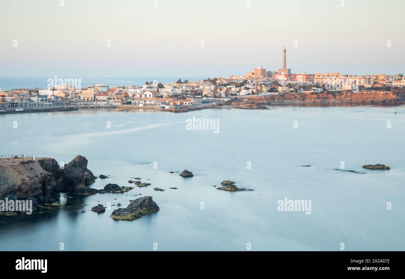 Weitwinkelfotografie mit langer Belichtung von einem Aussichtspunkt aus, von dem aus Sie die Stadt Cabo de Palos mit den letzten Lichtern des Tages sehen können, Murcia, spanien Stockfoto