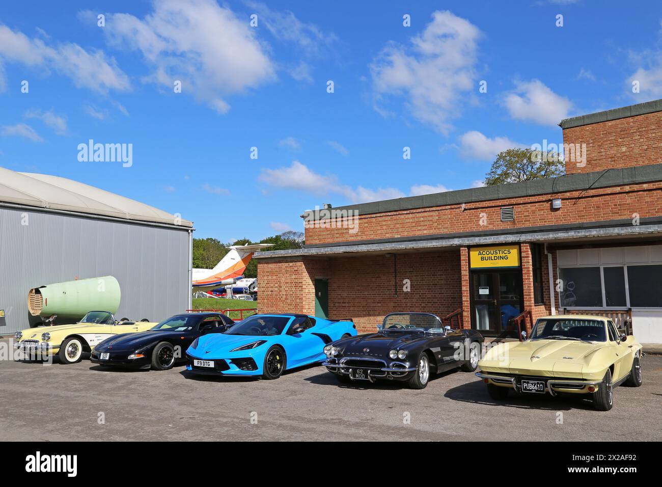 Chevrolet Corvettes (L-R: 1959, 1999, 2021, 1963 und 1966), Mustang 60, April 2024, Brooklands Museum, Weybridge, Surrey, England, Großbritannien, Europa Stockfoto