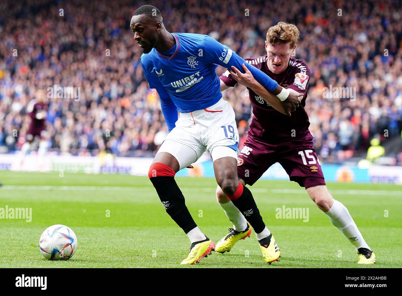 Rangers Abdallah Sima (links) und Heart of Midlothians Kye Rowles kämpfen um den Ball während des Halbfinales des Scottish Gas Scottish Cup im Hampden Park, Glasgow. Bilddatum: Sonntag, 21. April 2024. Stockfoto