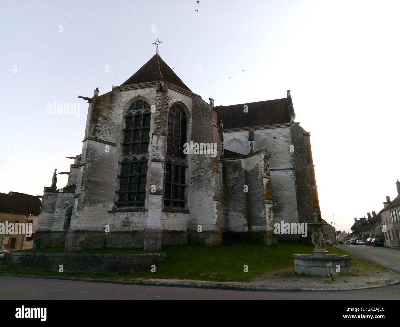 L’Eglise Saint Symphorien de Neuvy-Sautour L’église de Neuvy-Sautour a été bâtie au début du 16ème siècle sur les ruines d’une ancienne église for Stockfoto