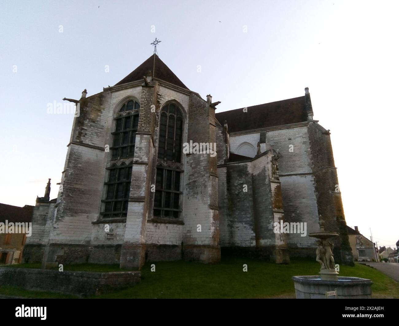 L’Eglise Saint Symphorien de Neuvy-Sautour L’église de Neuvy-Sautour a été bâtie au début du 16ème siècle sur les ruines d’une ancienne église for Stockfoto