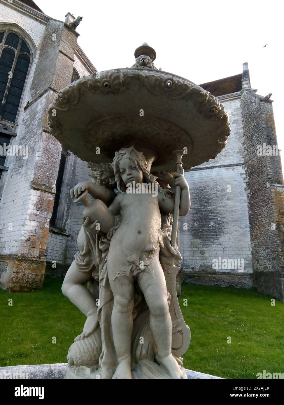 Une fontaine devant l'église Saint Symphorien à Neuvy Sautour, Yonne Stockfoto