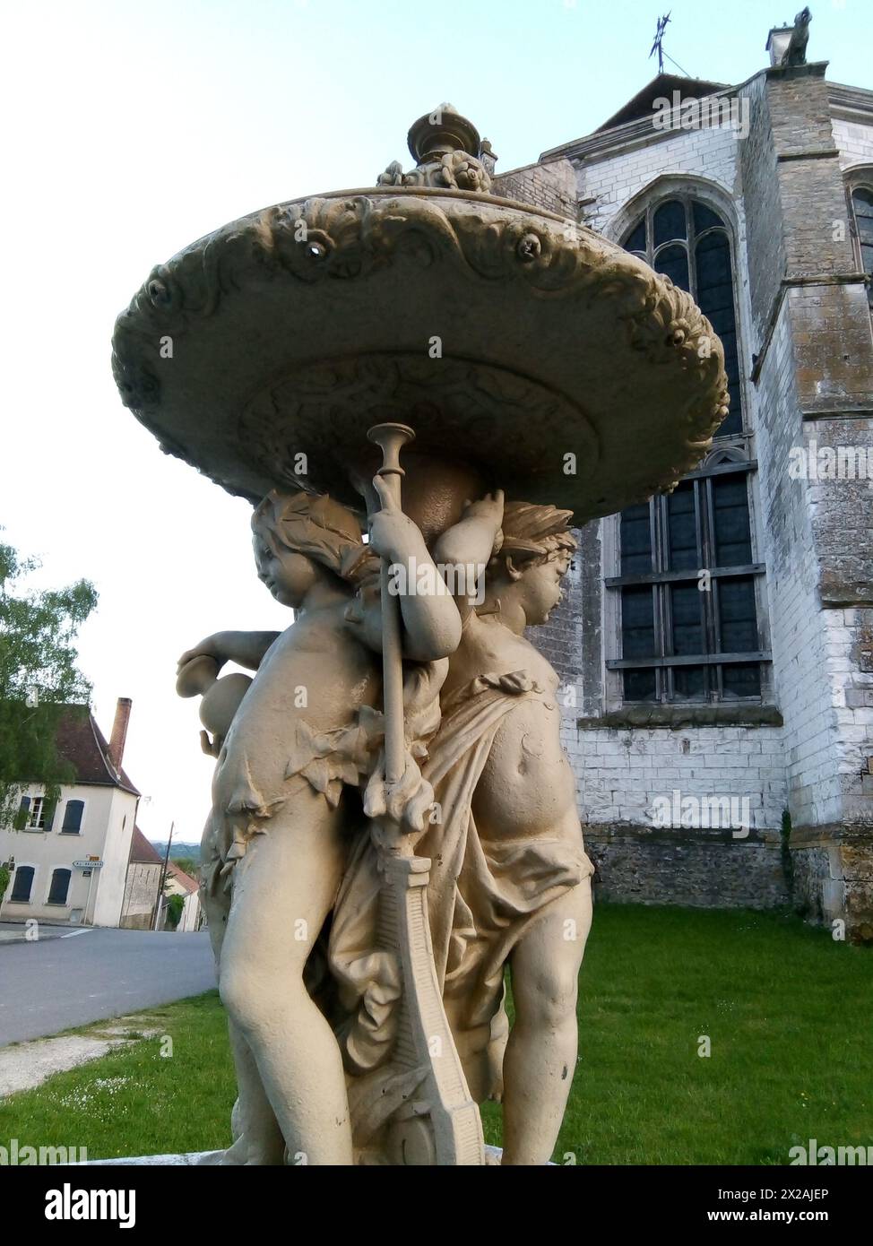 Une fontaine devant l'église Saint Symphorien à Neuvy Sautour, Yonne Stockfoto