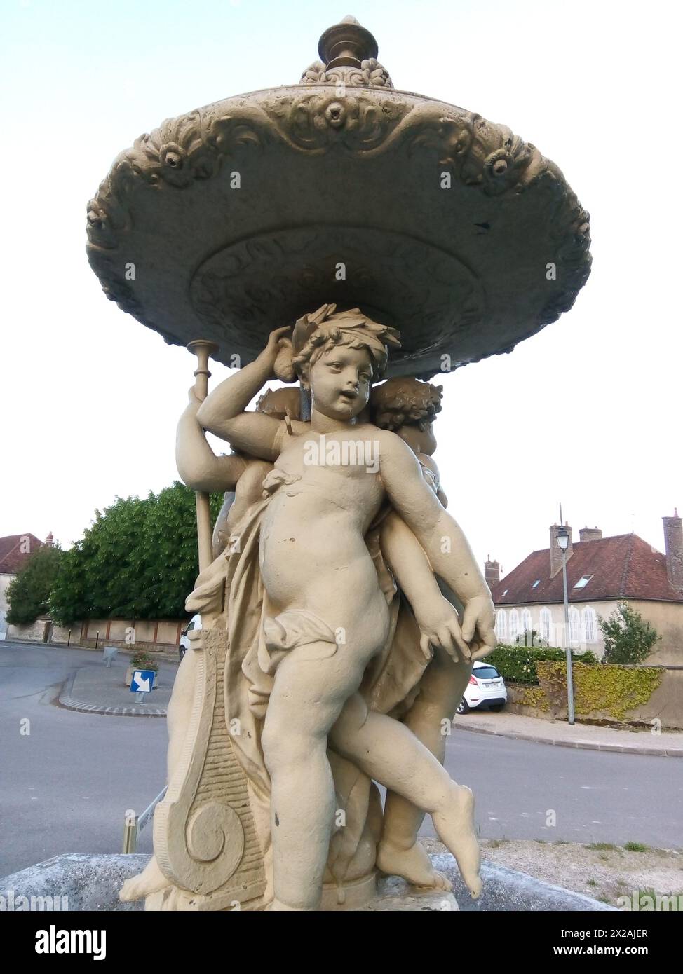 Une fontaine devant l'église Saint Symphorien à Neuvy Sautour, Yonne Stockfoto