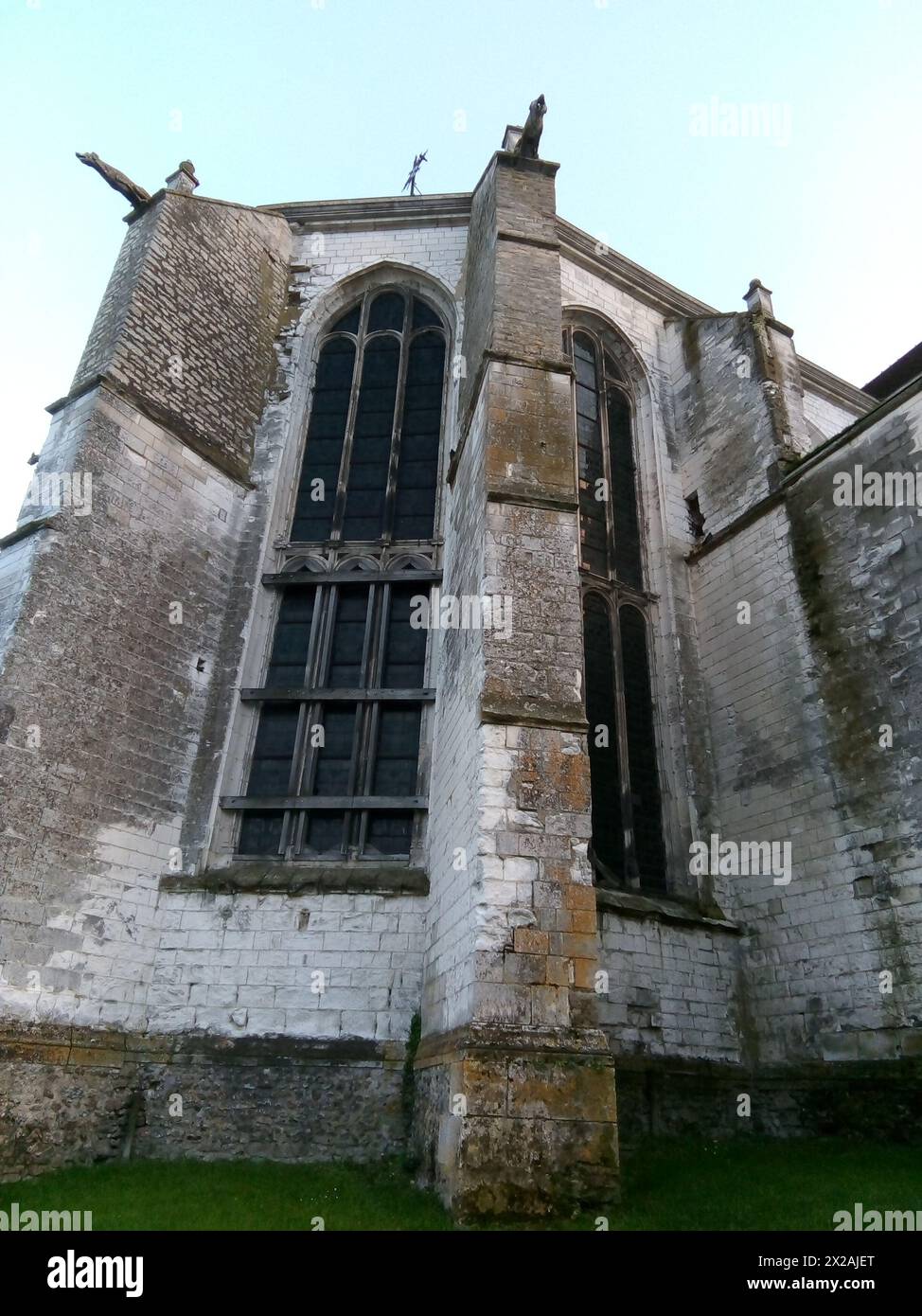L’Eglise Saint Symphorien de Neuvy-Sautour L’église de Neuvy-Sautour a été bâtie au début du 16ème siècle sur les ruines d’une ancienne église for Stockfoto