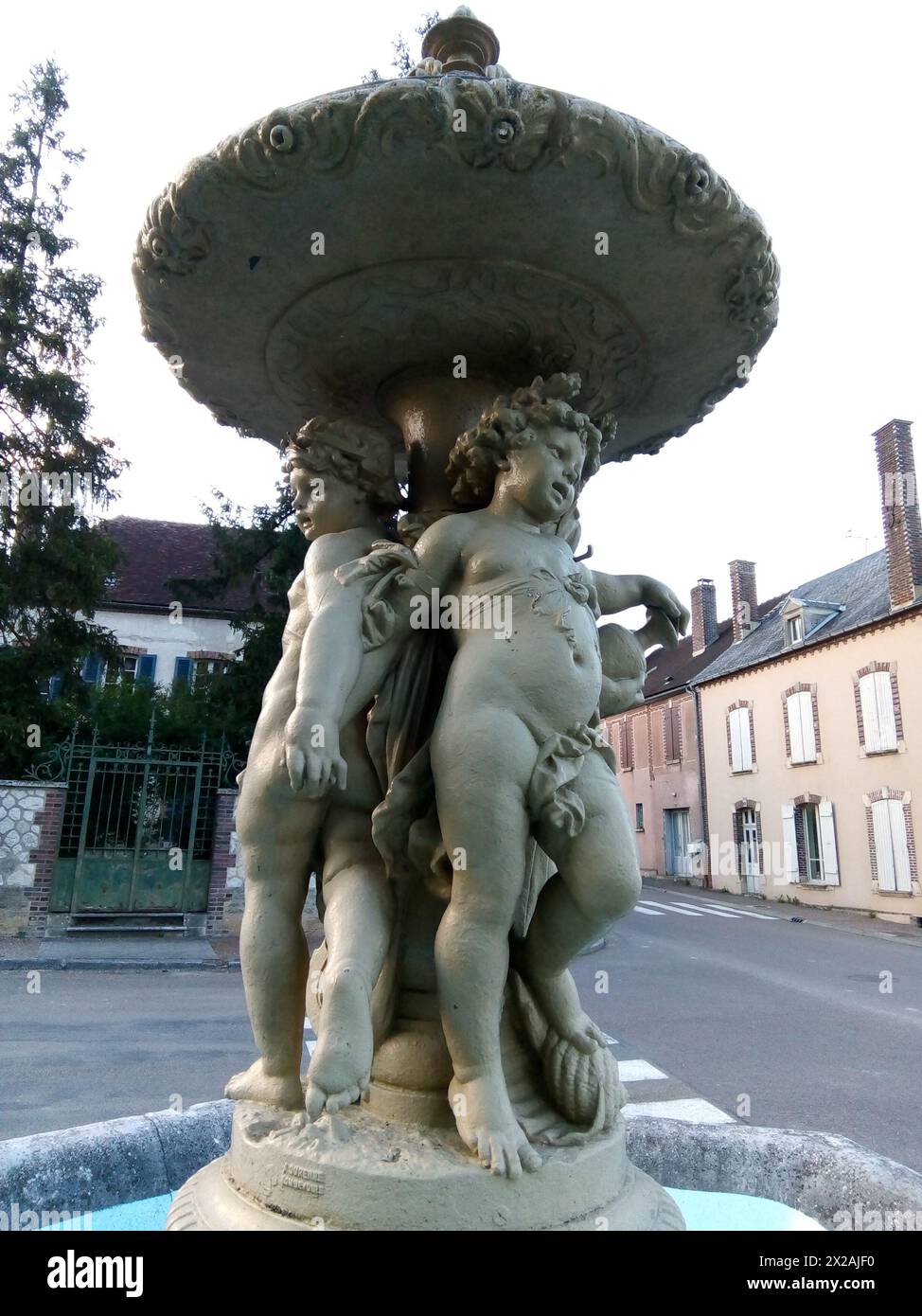 Une fontaine devant l'église Saint Symphorien à Neuvy Sautour, Yonne Stockfoto