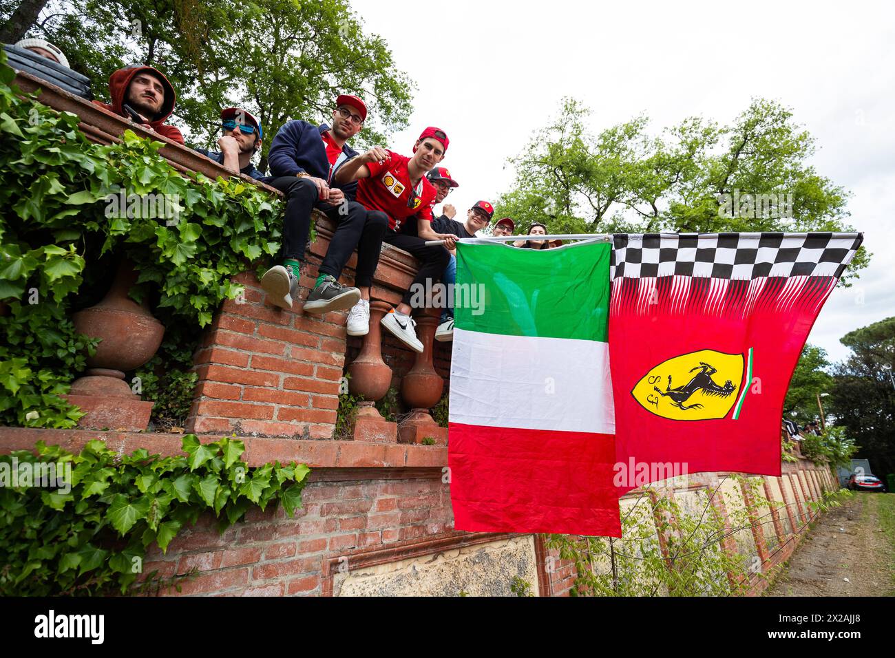 Fans während der 6 Stunden von Imola 2024, 2. Runde der FIA-Langstrecken-Weltmeisterschaft 2024, vom 18. Bis 21. April 2024 auf dem Autodromo Internazionale Enzo e Dino Ferrari in Imola, Italien Stockfoto