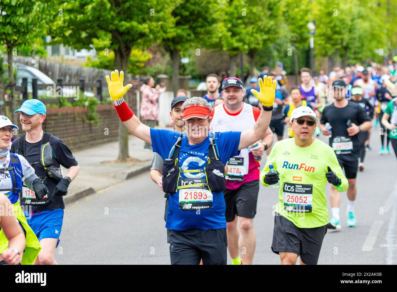 LONDON, UK - 21. APRIL 2024: Gruppen von Menschen laufen beim London Marathon 2024 Stockfoto