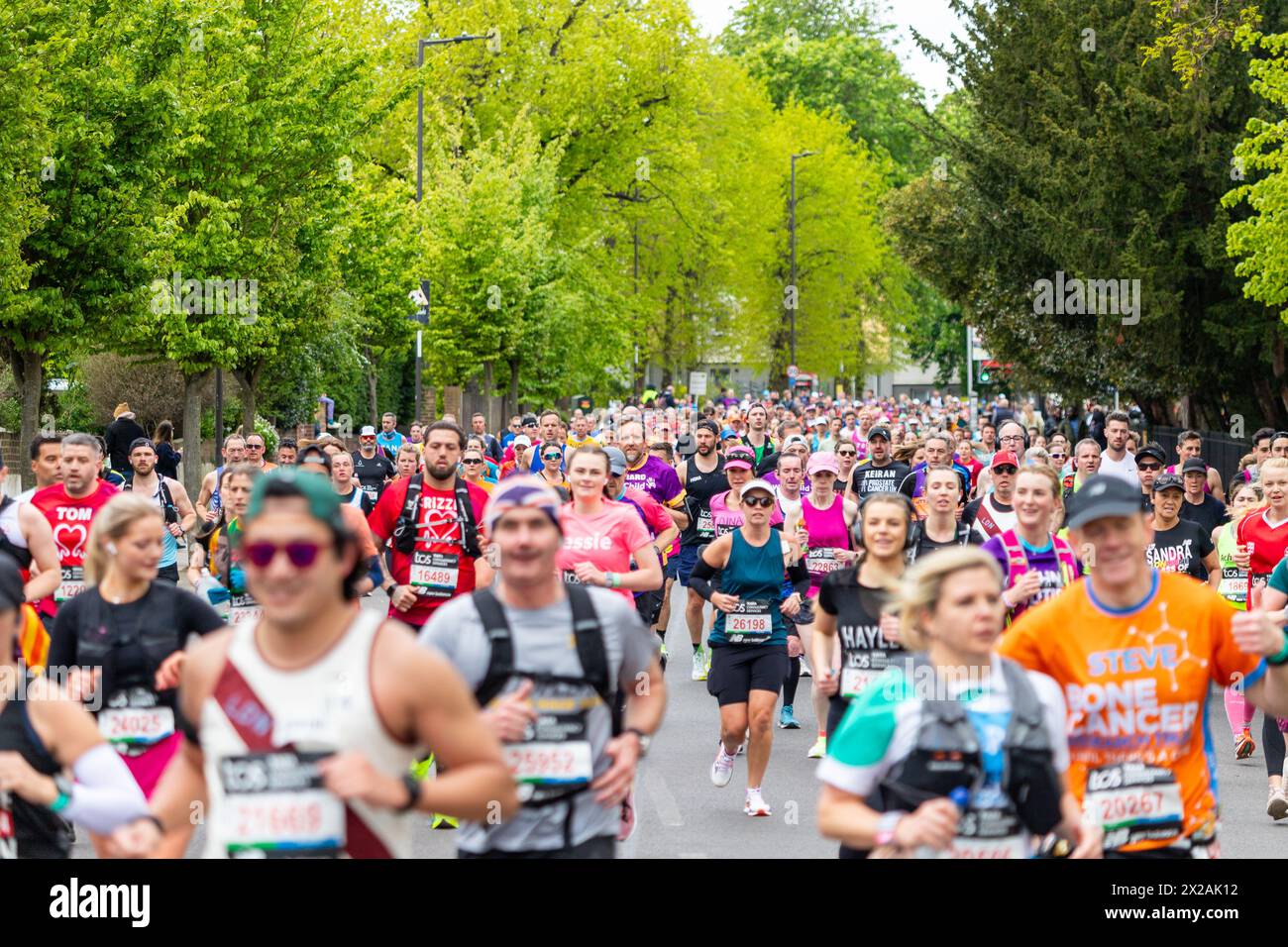 LONDON, UK - 21. APRIL 2024: Gruppen von Menschen laufen beim London Marathon 2024 Stockfoto