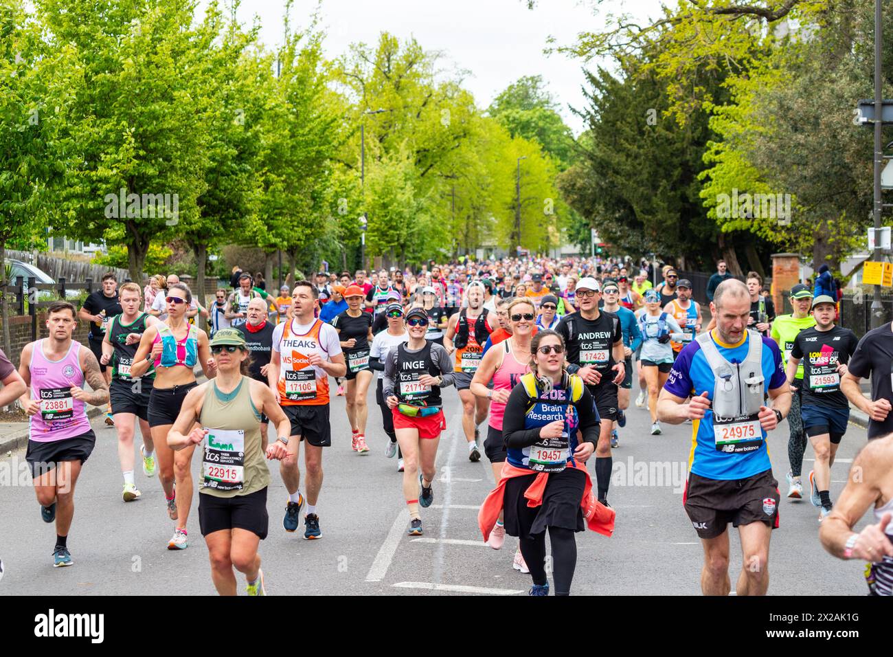 LONDON, UK - 21. APRIL 2024: Gruppen von Menschen laufen beim London Marathon 2024 Stockfoto