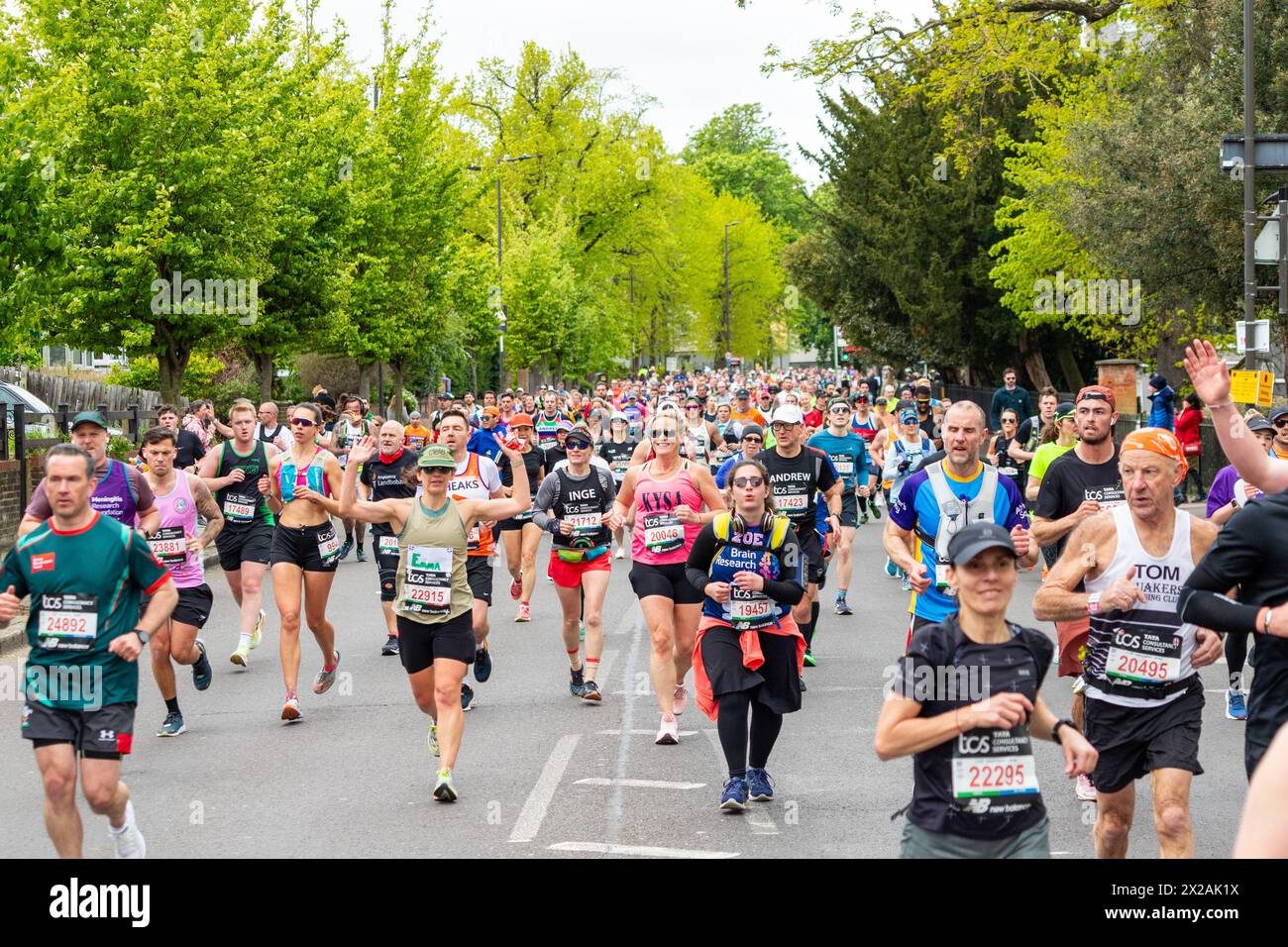 LONDON, UK - 21. APRIL 2024: Gruppen von Menschen laufen beim London Marathon 2024 Stockfoto