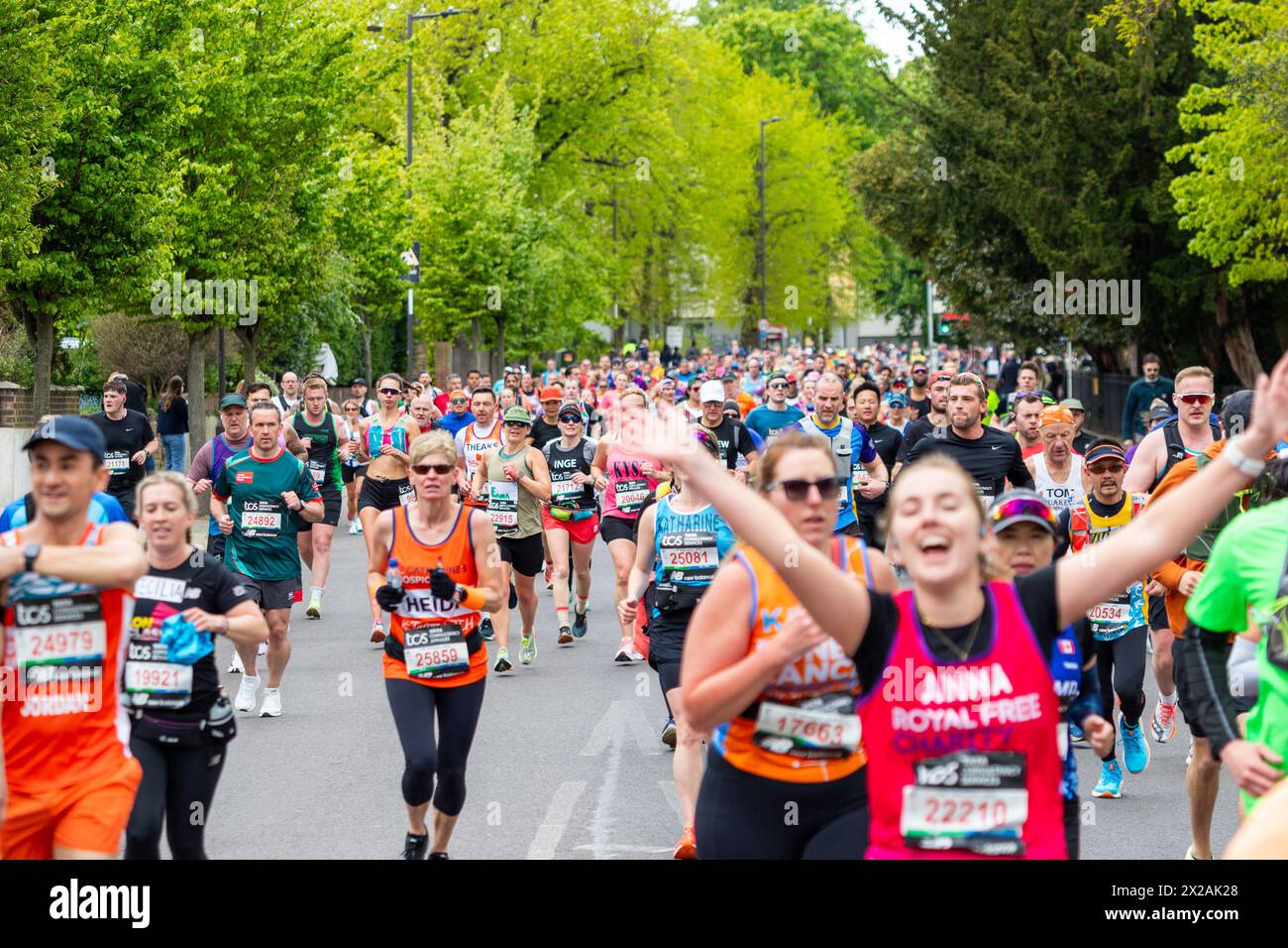 LONDON, UK - 21. APRIL 2024: Gruppen von Menschen laufen beim London Marathon 2024 Stockfoto